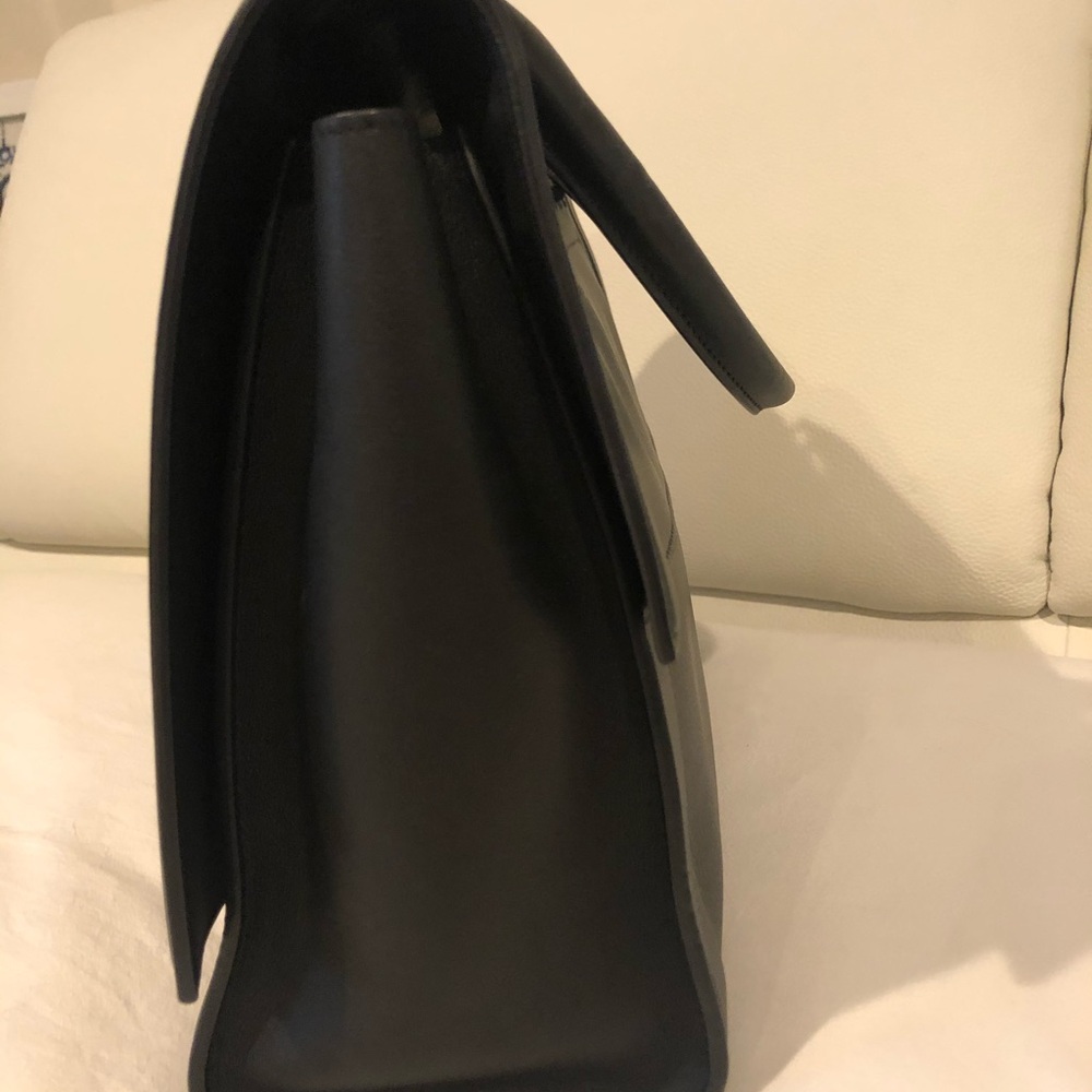 Elegant Black Handbag - Picture 4 of 5